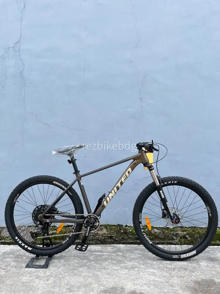 United Clovis 6.10 BROWN GREY M 27,5 NEW (GRESS)