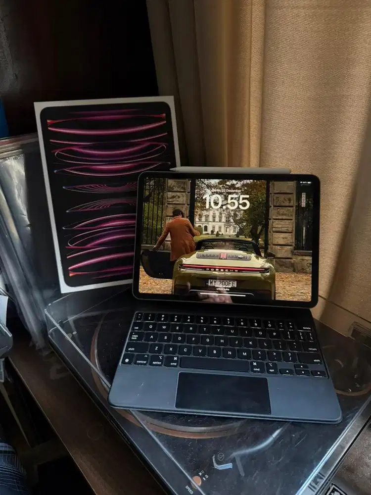Ipad pro gen 4 M2 256gb Wifi Only + magic keyboard & apple pencil
