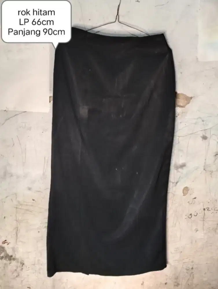 Rok hitam ukuran M