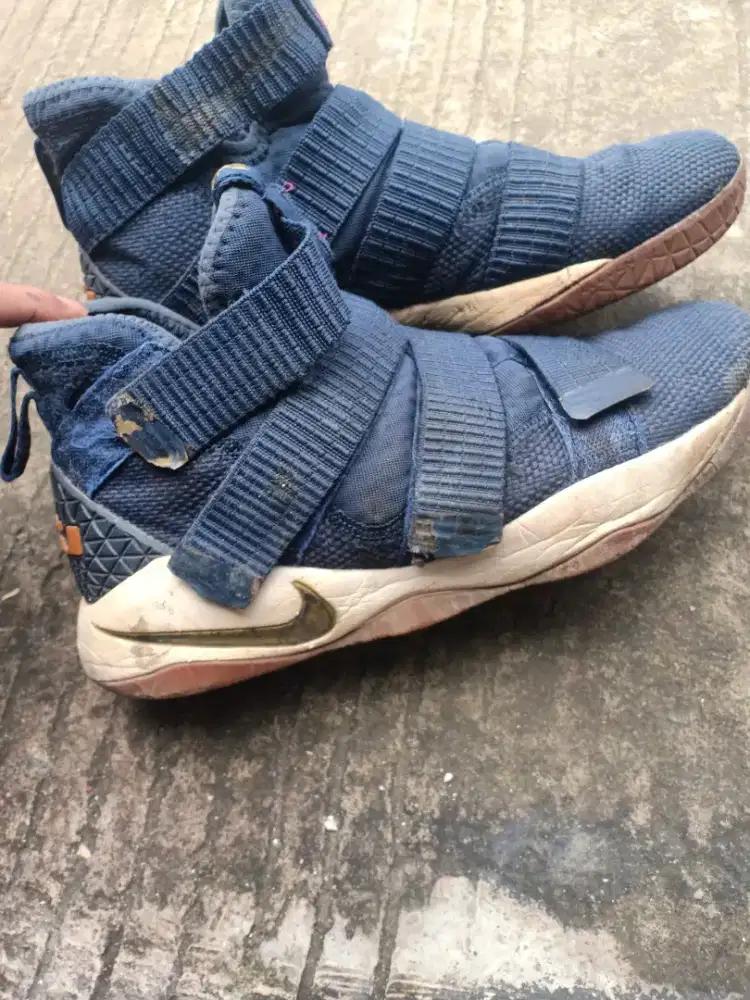 dijual sepatu merk NIKE