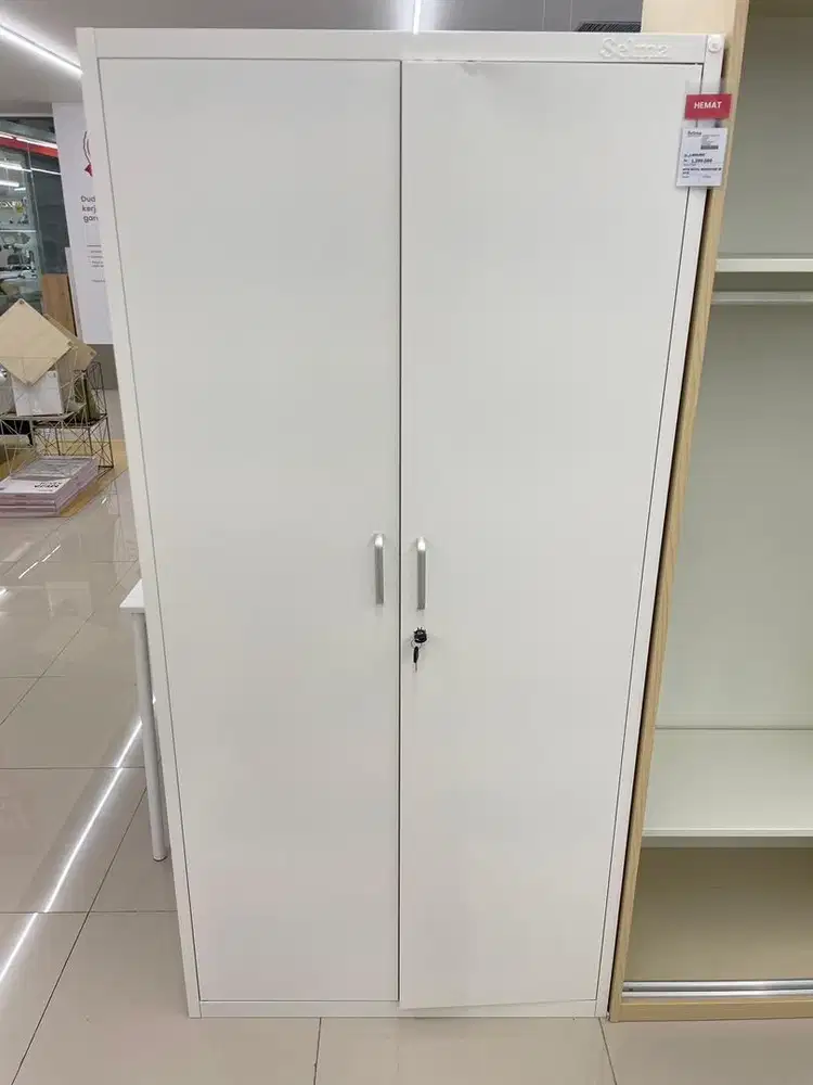 Lemari Pakaian Metal