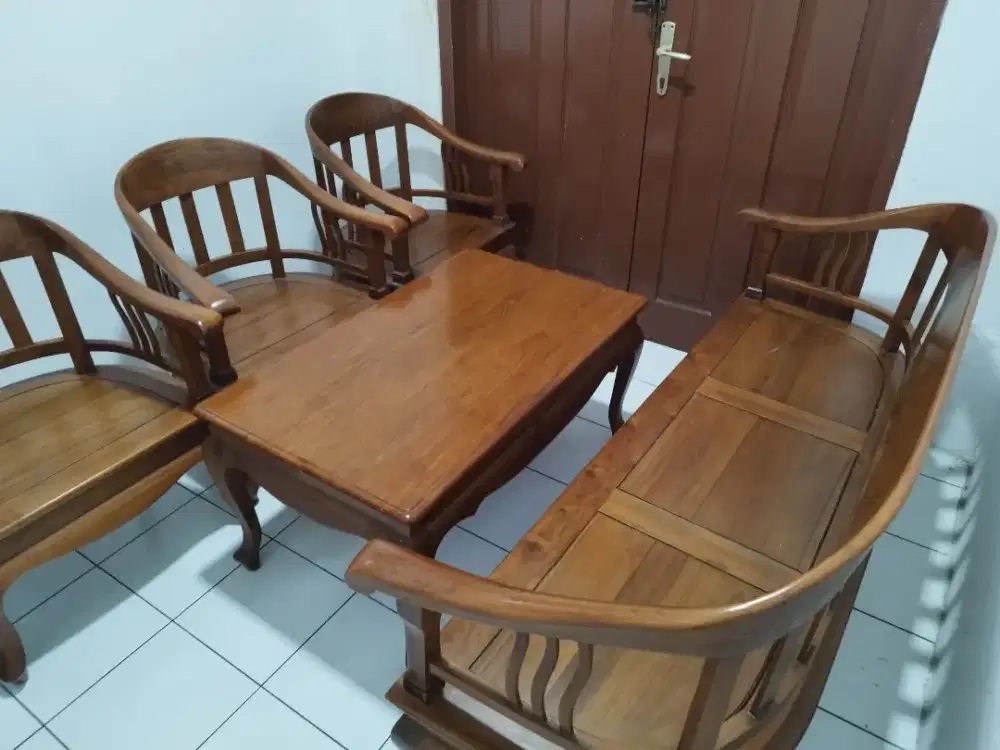Satu set meja dan kursi jati