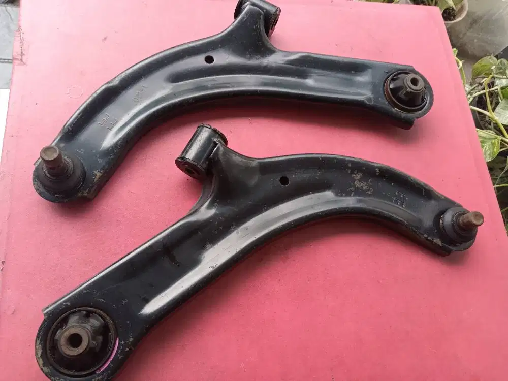 LOWER ARM original Copotan Grand Livina