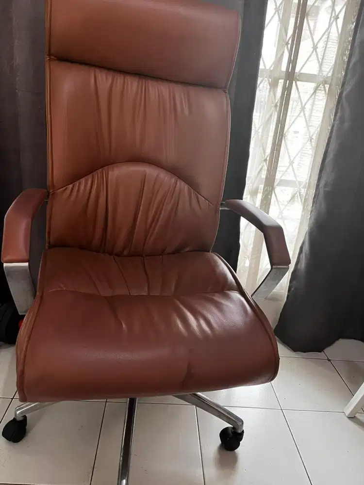 Kursi kantor warna coklat