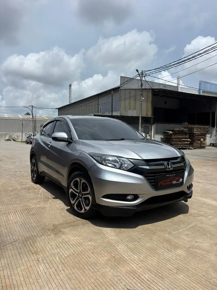 Honda HR-V CVT murah bekas 2017 silver