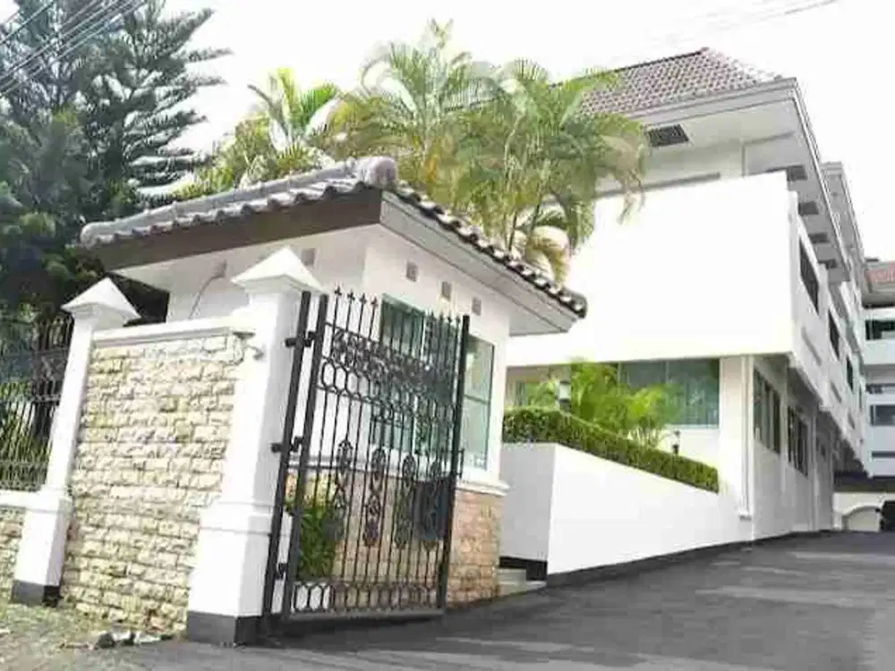 Dijual Rumah Lux Siap Huni LT 1663 mtr Strategis Menteng Jakarta Pusat