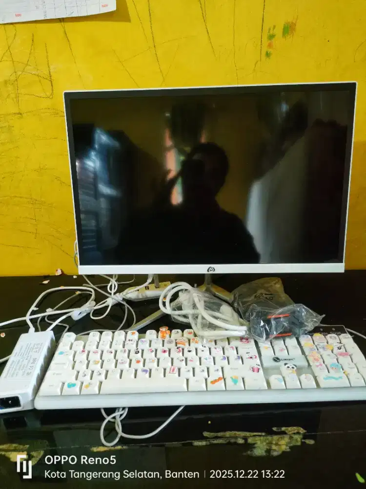 komputer/ Pc all in one 

I5 3320 ram 8/256 layar 22 inc 
G