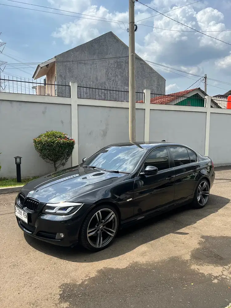 BMW 320i 2011 Bensin