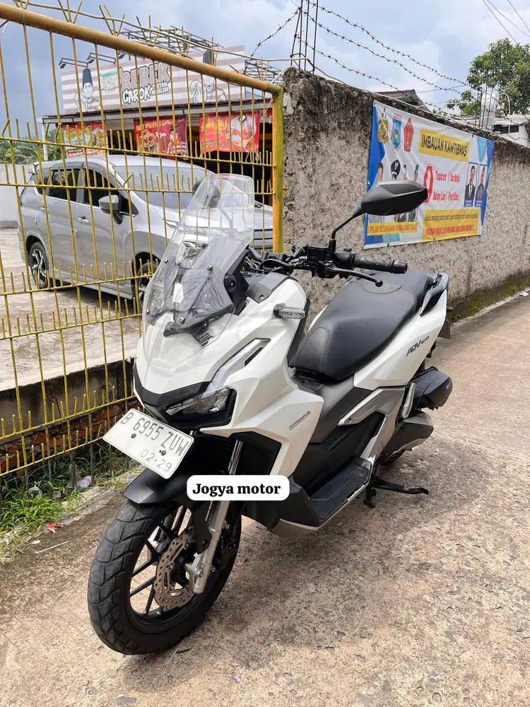 (B) Honda adv 160 cc CBS tahun 2024