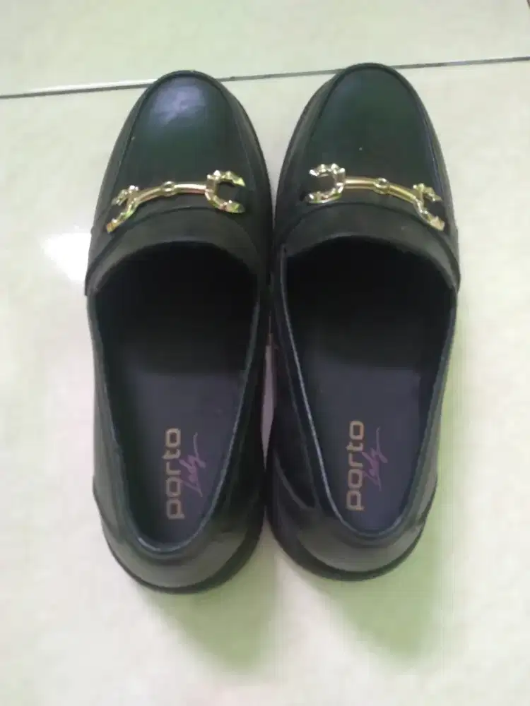 Sepatu kantor atau bermain