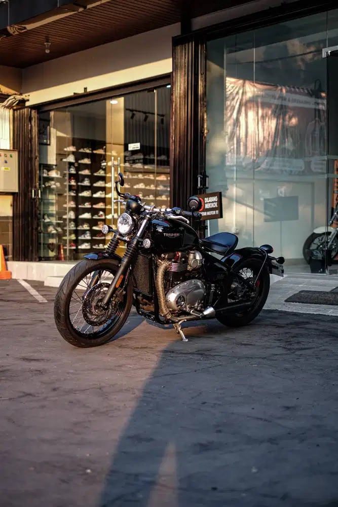 TRIUMPH BONNEVILLE BOBBER 2017 FULL PAPER LIKE NEW MULUS