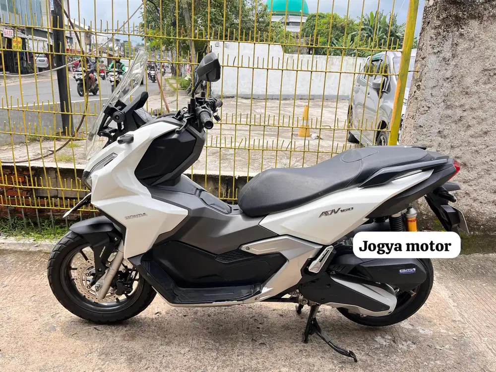 (B) Honda adv 160 CBS 2024