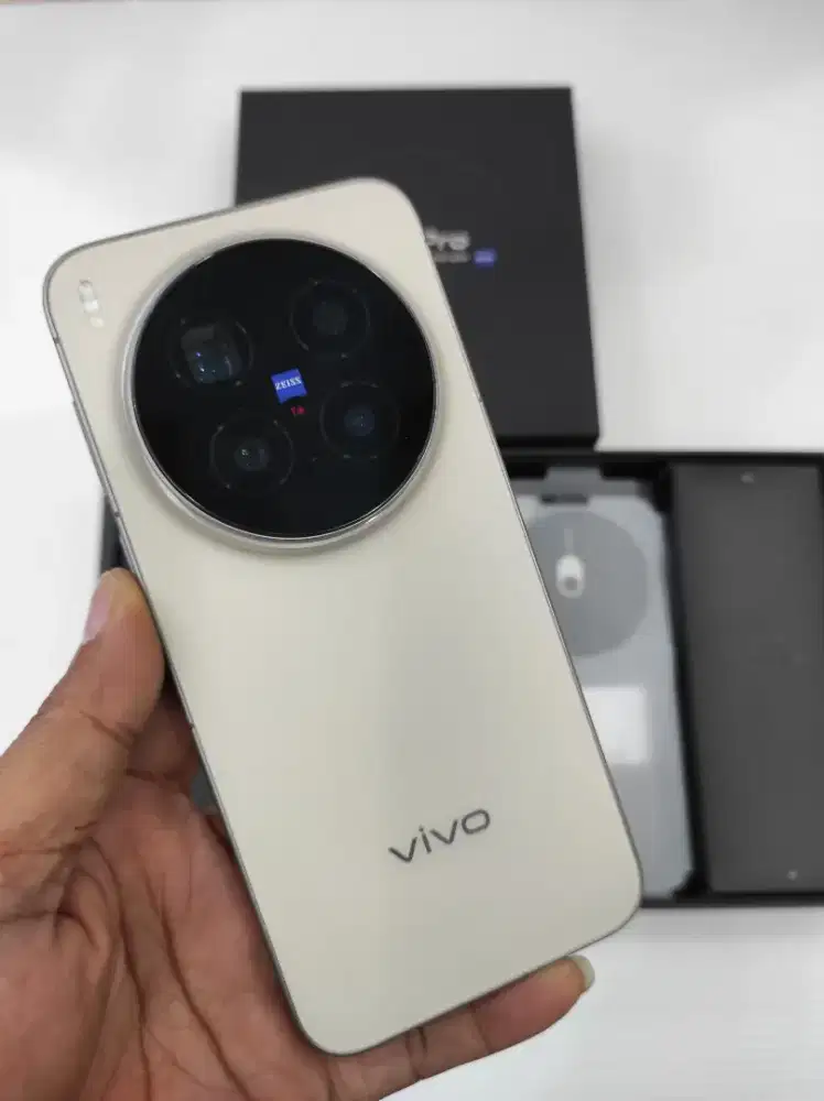 Vivo X300 pro 
Garansi Resmi
Ram 16/512
Mulus 99%
Fullset original