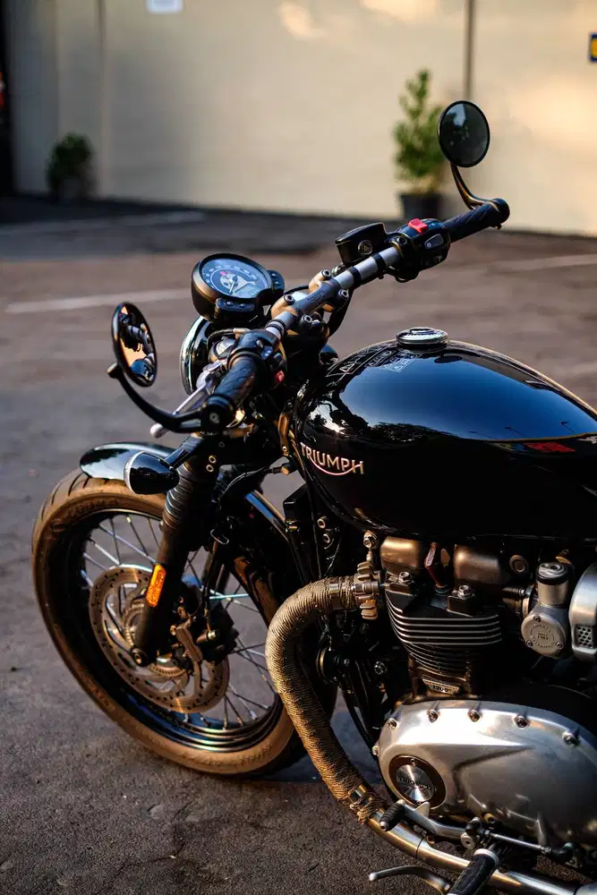 TRIUMPH BONNEVILLE BOBBER 2017 FULL PAPER LIKE NEW MULUS