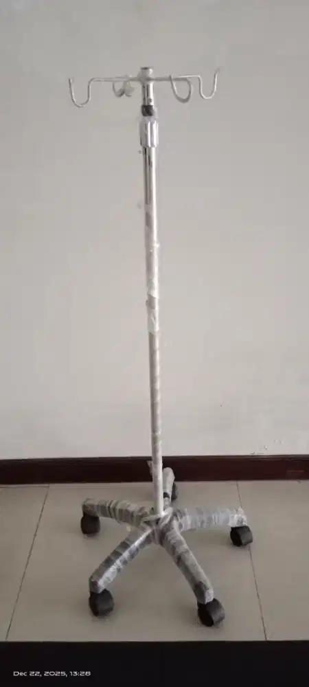 Tiang infus portabel