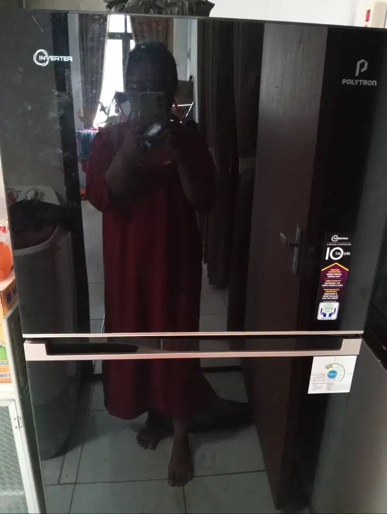 Kulkas Polytron Belleza 2 pintu warna hitam, 220L. Baru 3 minggu pakai