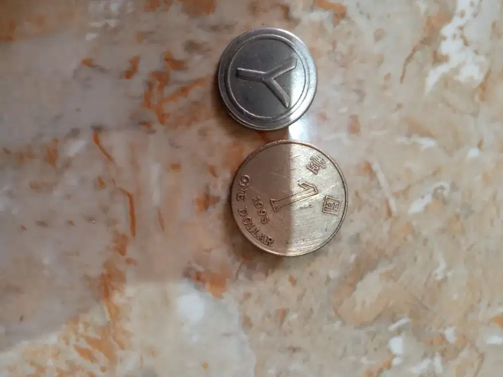 Koin logam kuno dalam dan luar