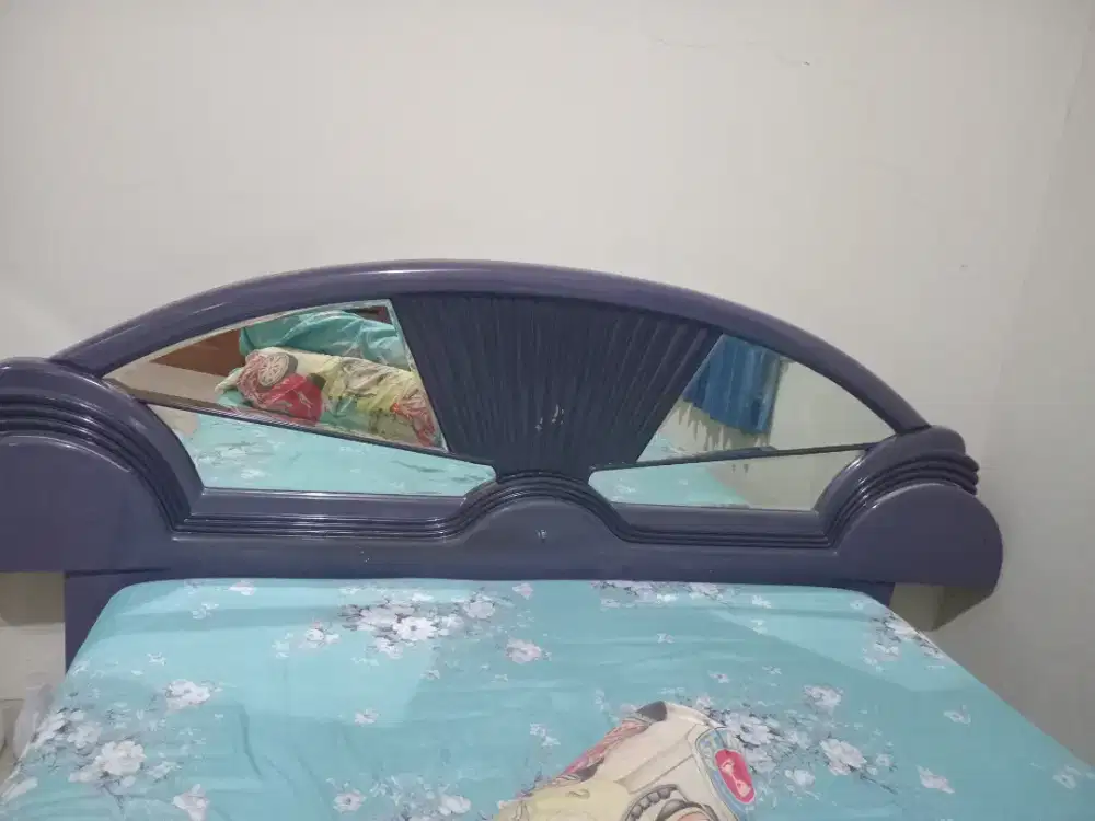 Ranjang 200 m dan lemari pakaian 5 pintu