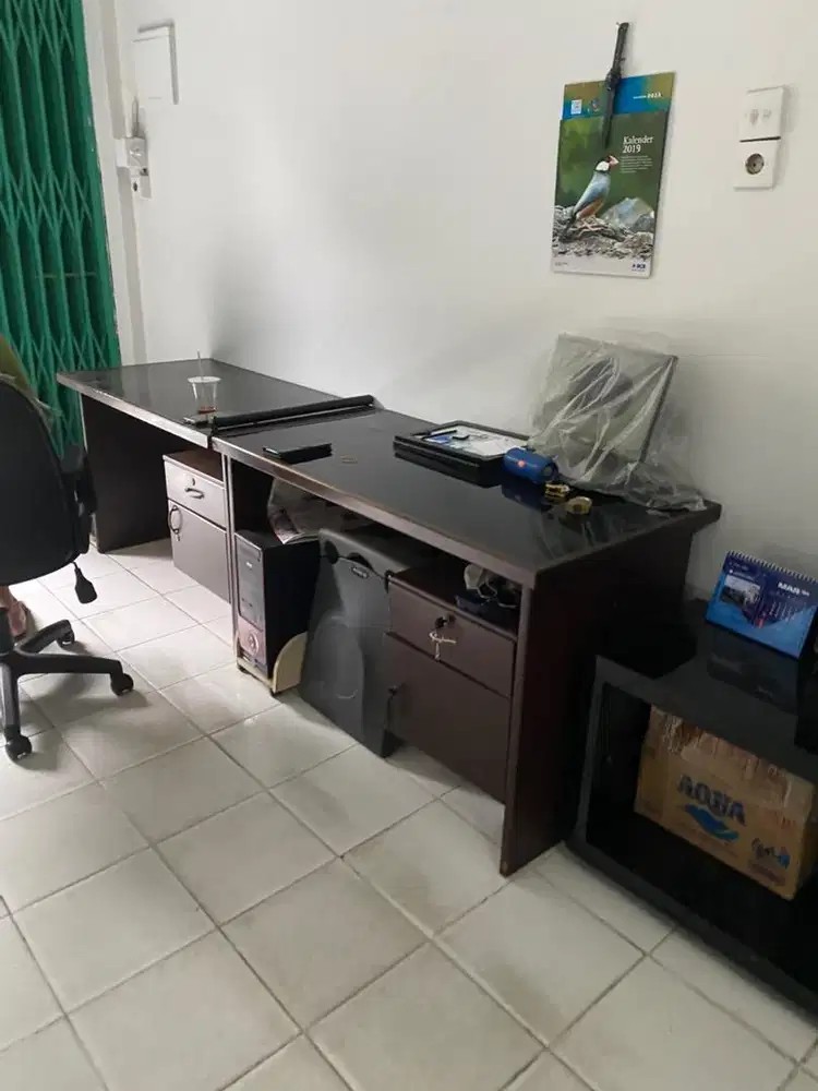 2 Meja kantor laci