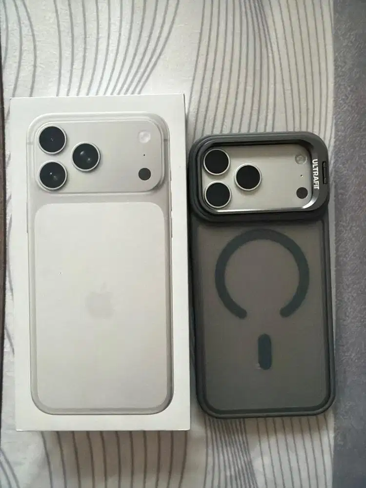 Di jual i phone 17 pm 256 gb ex i box silver ( langka )