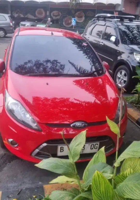 Mobil Ford Fiesta Merah 1,6 L AT S Tahun 2012