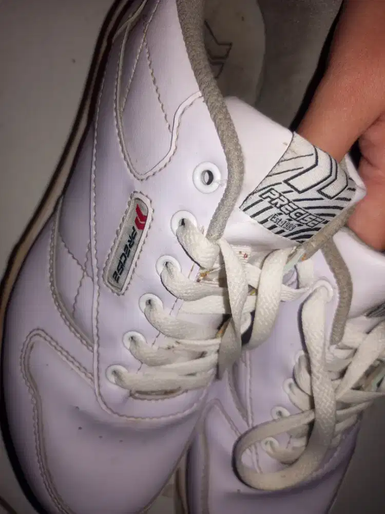 sepatu precies white