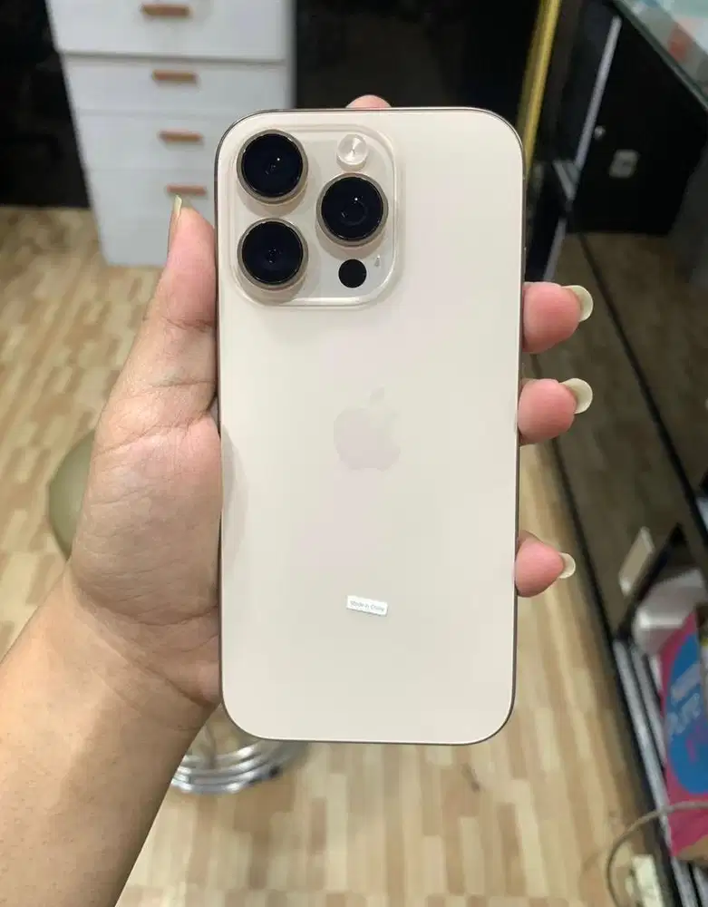 iPhone 16 Pro 256GB Garansi Resmi iBox 19 April 2026 Dessert Titanium