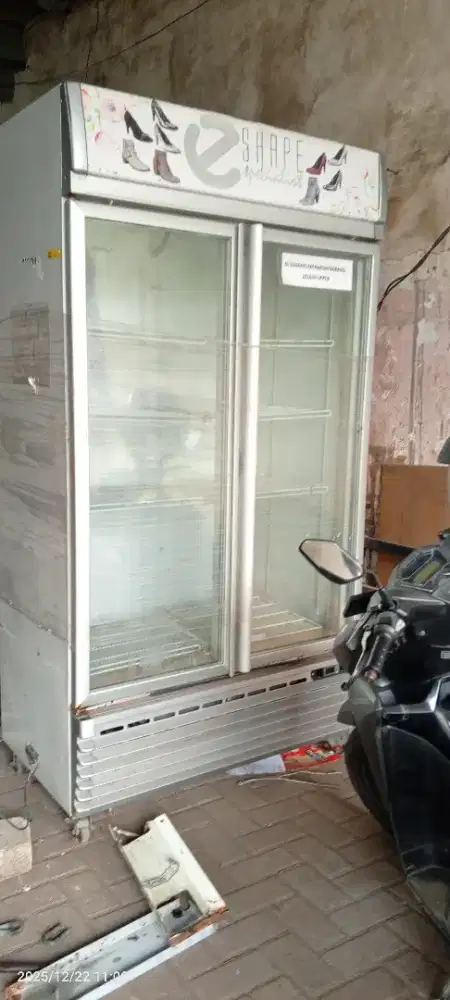 Kulkas kaca 1050 liter.  Normal