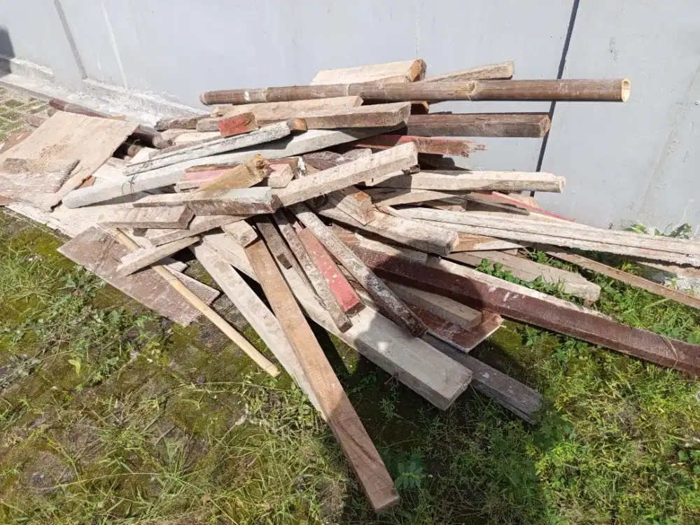 Kayu balok kaso triplek bekas proyek lokasi cikunir