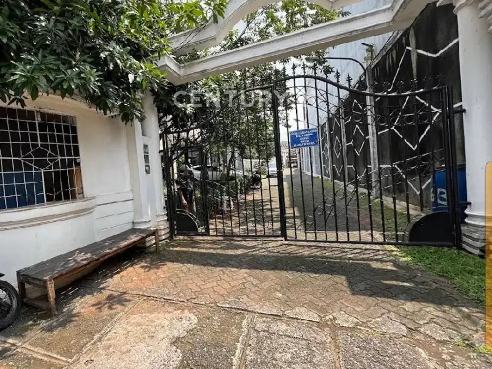 RUMAH LUAS DENGAN SWIMMING POOL DI TOWNHOUSE KEBAYORAN LAMA