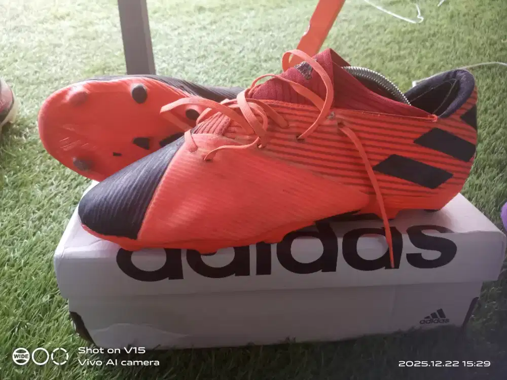 Sepatu bola adidas messi