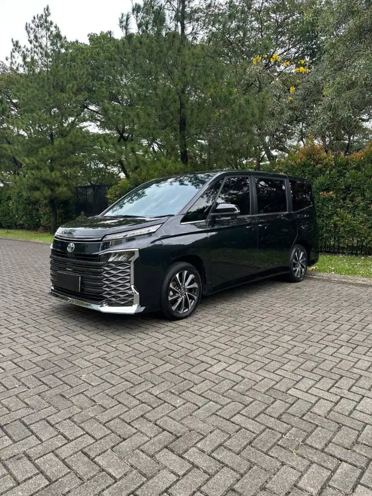 Toyota Voxy 2.0 CVT NIK 2023