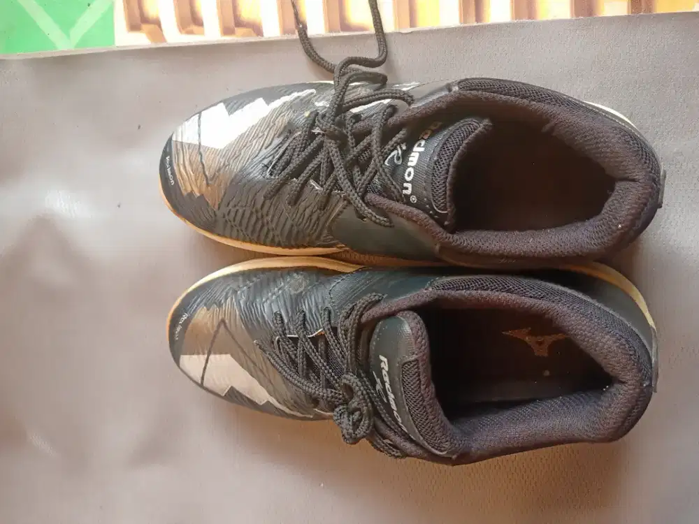 Sepatu sneakers redmon