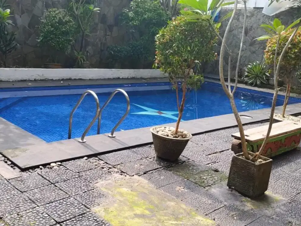 RUMAH ASRI SIAP HUNI PLUS KOLAM RENANG DI KAWASAN AMPERA, JALAN PEKAYON, JAKARTA SELATAN