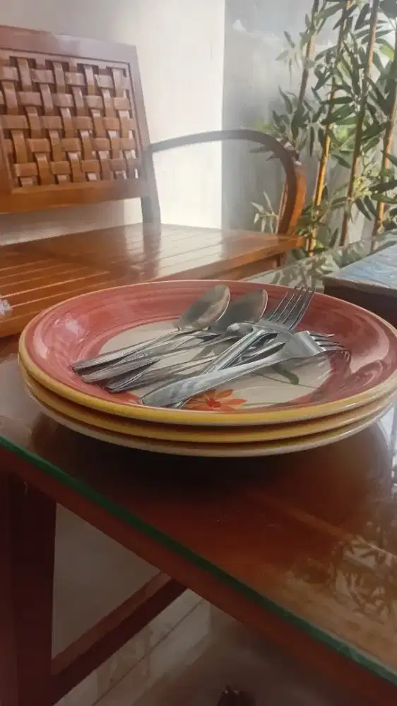 Piring makan dan sendok garpu
