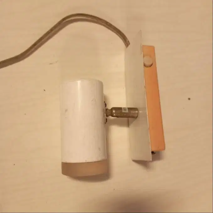 Lampu Sorot Dinding Samping Tempat Tidur