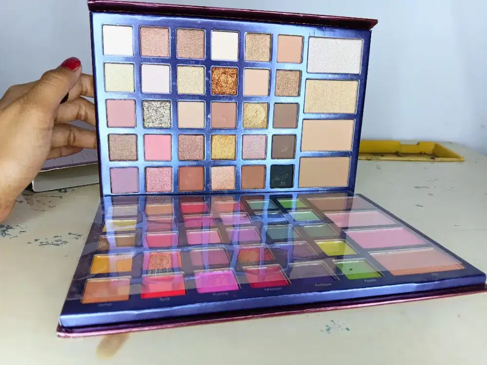 Eyeshadow isi 68 warna ( preloved)