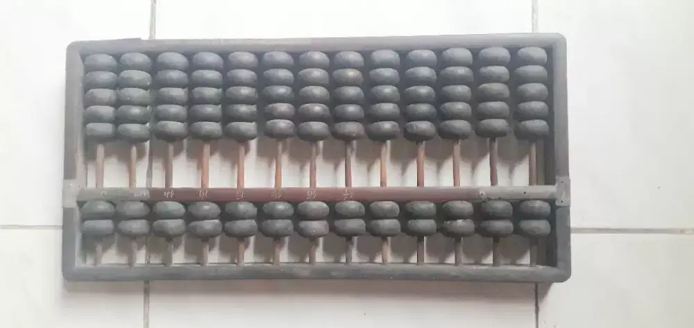 Alat hitung kuno bahan dari kayu jati