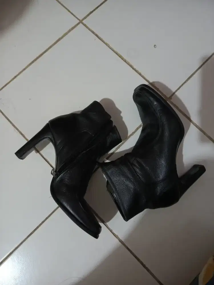 Sepatu booth kulit branded