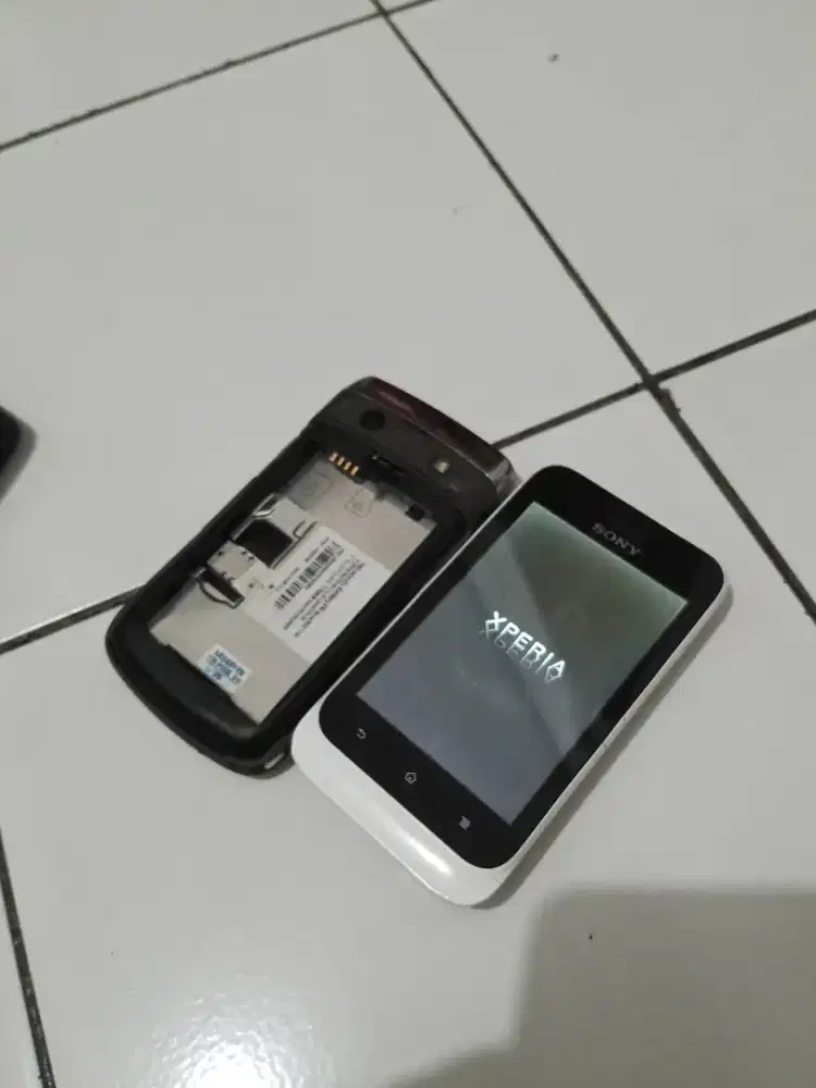 Sony Xperia Tipo dan Blackberry 9780