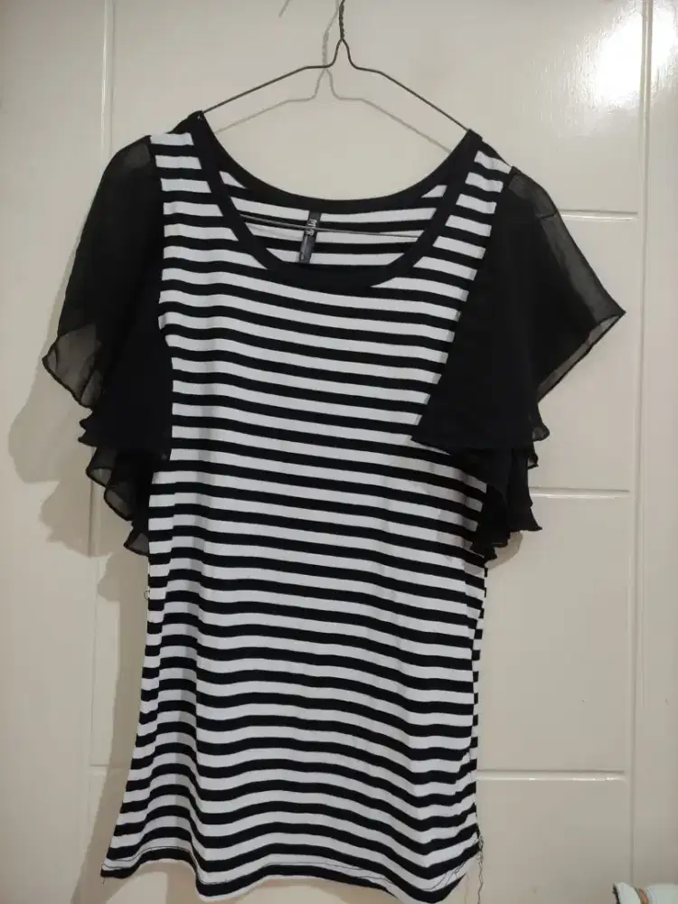 Kaos wanita motif salur hitam putih