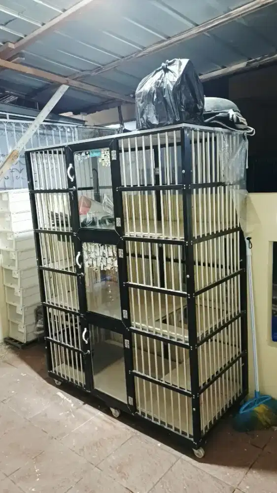 Kandang Kucing Alumunium 3 pintu
(bekas)
Uk P. 120 x L.60 x T.157