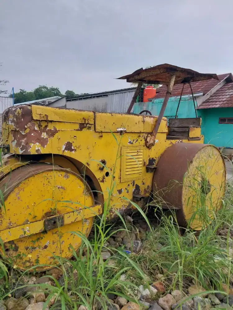 TRUK PENGGILAS ASPAL