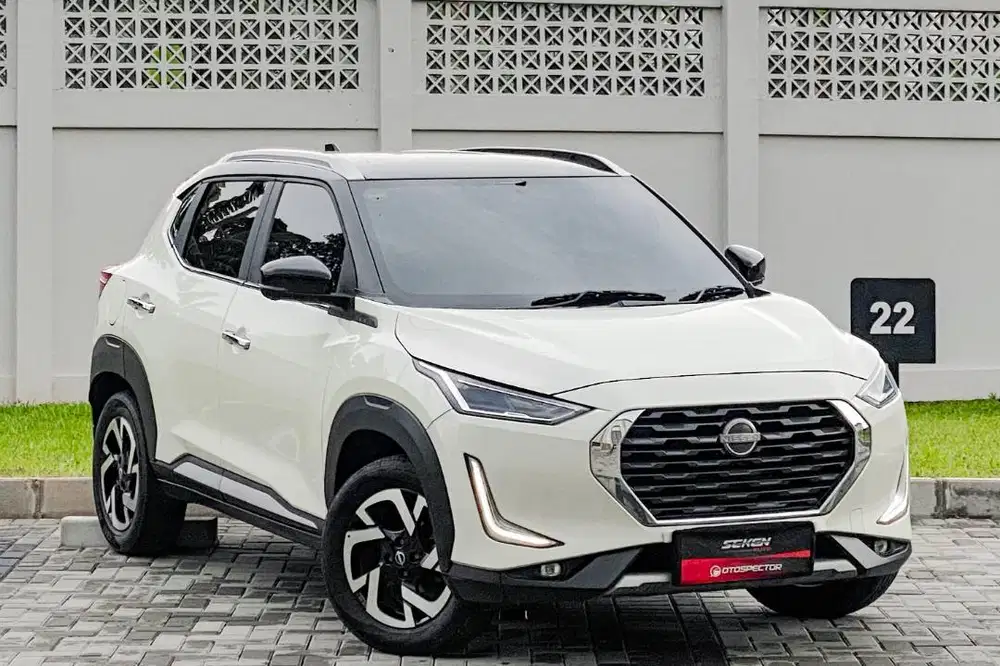Nissan Magnite Premium 1.0 Turbo CVT AT Matic 2021 Putih Hitam