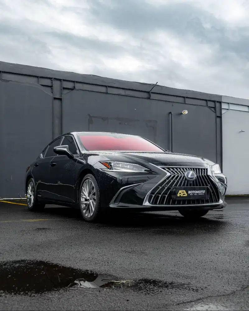 Lexus ES300h Hybrid 2022 Black