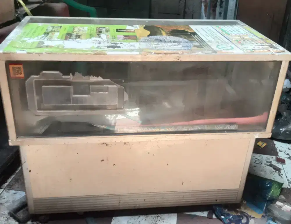 Etalase counter kondisi masih bagus minus di kaca aja sesuai foto