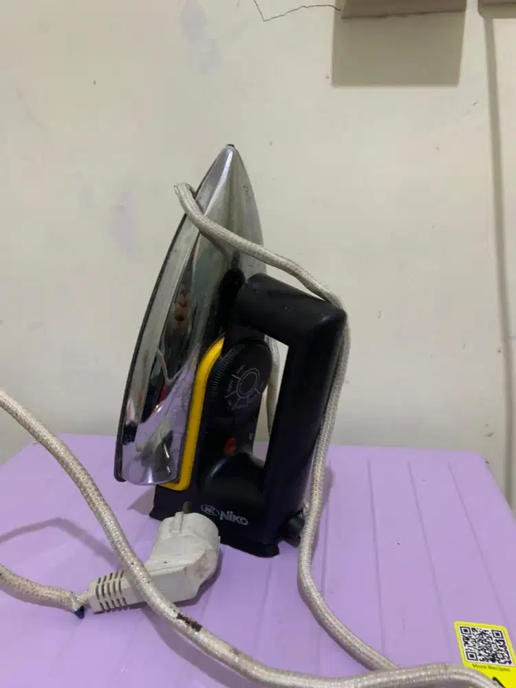 Setrika dan gantungan baju