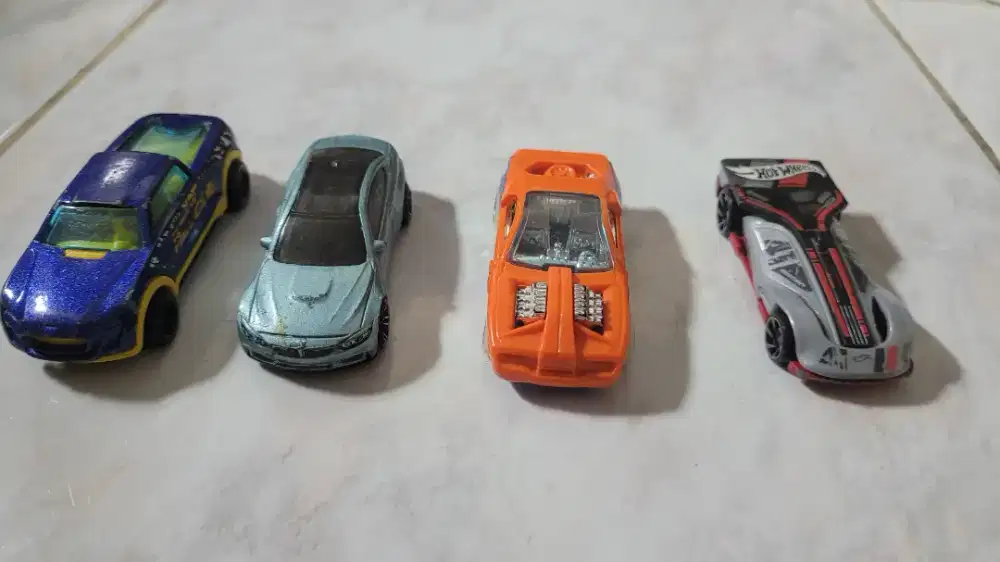 4 Pcs HOT WHEELS Mainan Mobilan  Die Cast