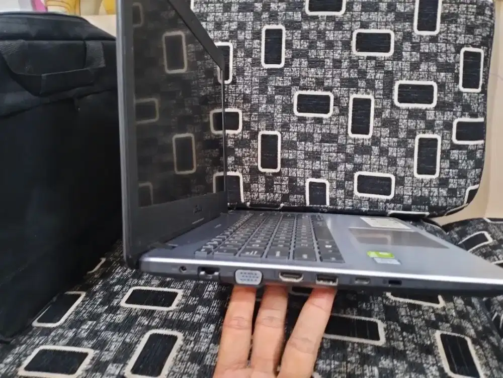 Asus Vivo x442u core i7 GEN8 RAM 8 SSD 512/VGA Nvidia mx130/layar FHD