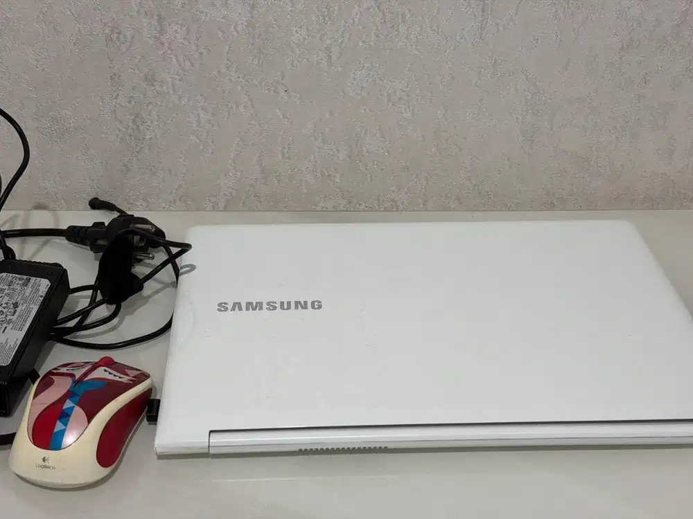 Di jual lap top samsung 915 s touch screen warna putih